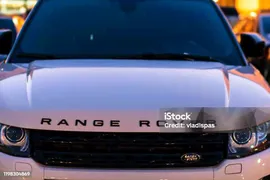 Новый Белый Range Rover Припаркованный В Бухаресте Румыния 2020 — стоковые фотографии и другие картинки Range Rover